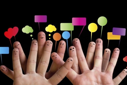 Vingers met gezichtjes en gespreksballonnen, bron: Thinkstock Vingers met gezichtjes en gespreksballonnen, bron: Thinkstock